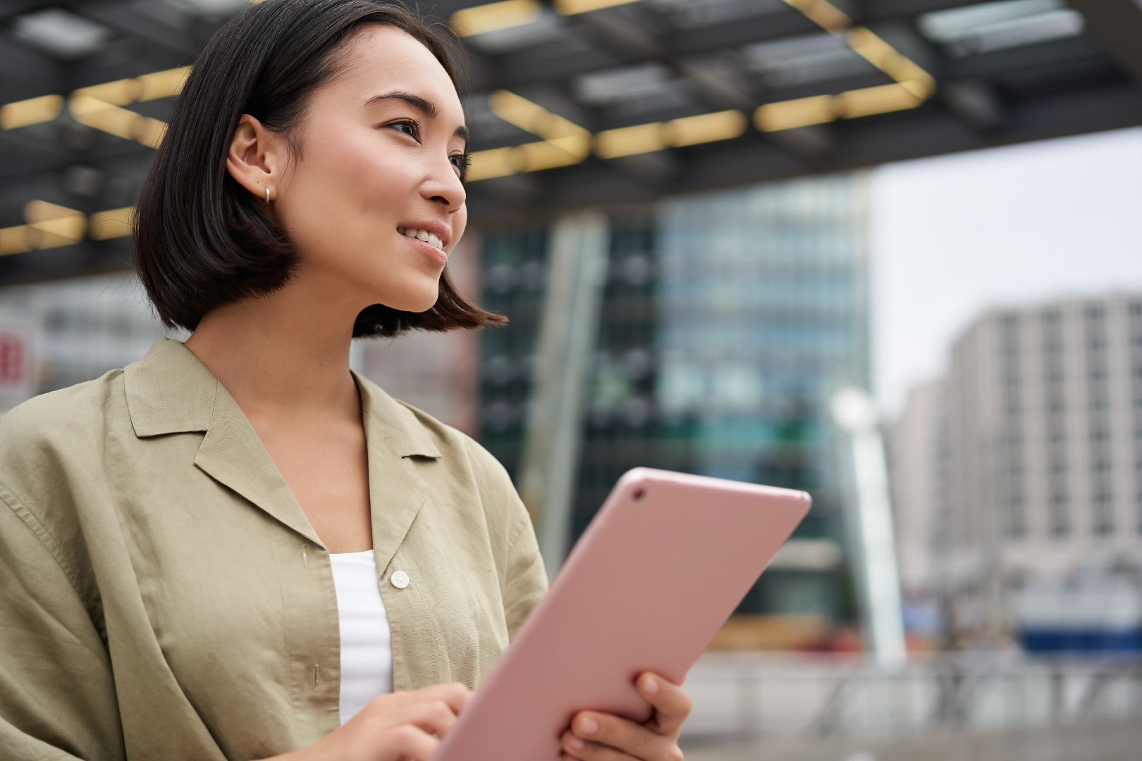 Woman outdoor in a city with a tablet in hands